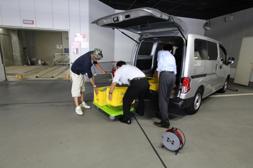 文化放送駐車場にて。機材をおろします。