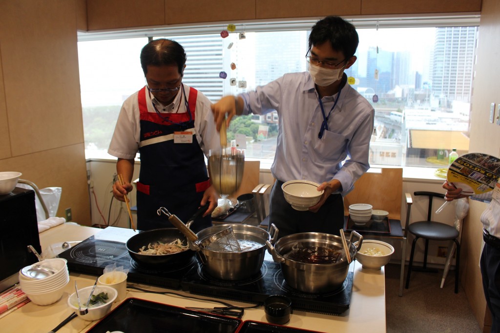 麺担当の細田さん。湯切りが決まっています。（かっこいい！）