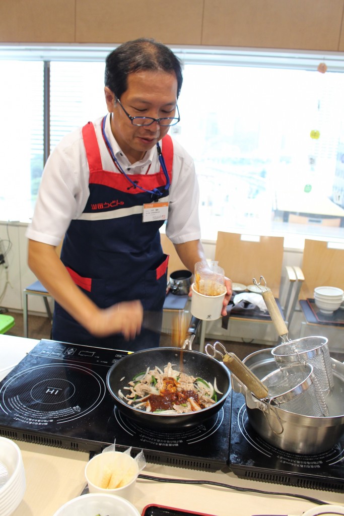 丼担当は川村次長。見よ！この裁き振り。店舗で提供されているメニューは全て調理可能ですって。流石、次長！