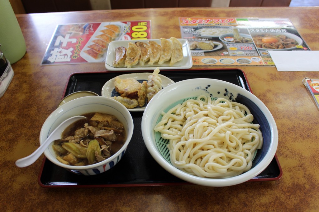 肉汁天ぷらうどん三点盛りセットと餃子です。