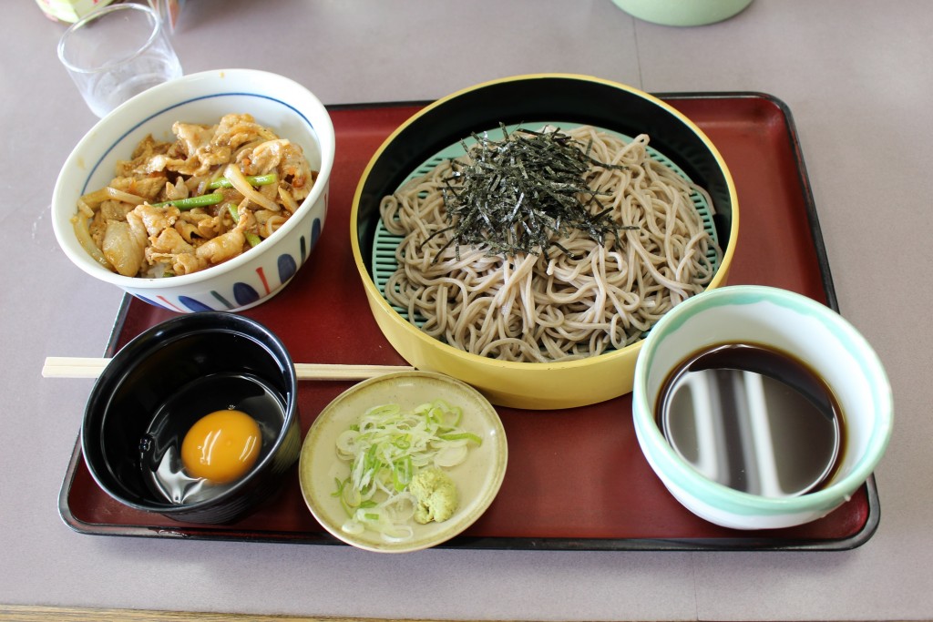 盟友あさりちゃんはスタミナ焼肉丼セットざるそば大盛。