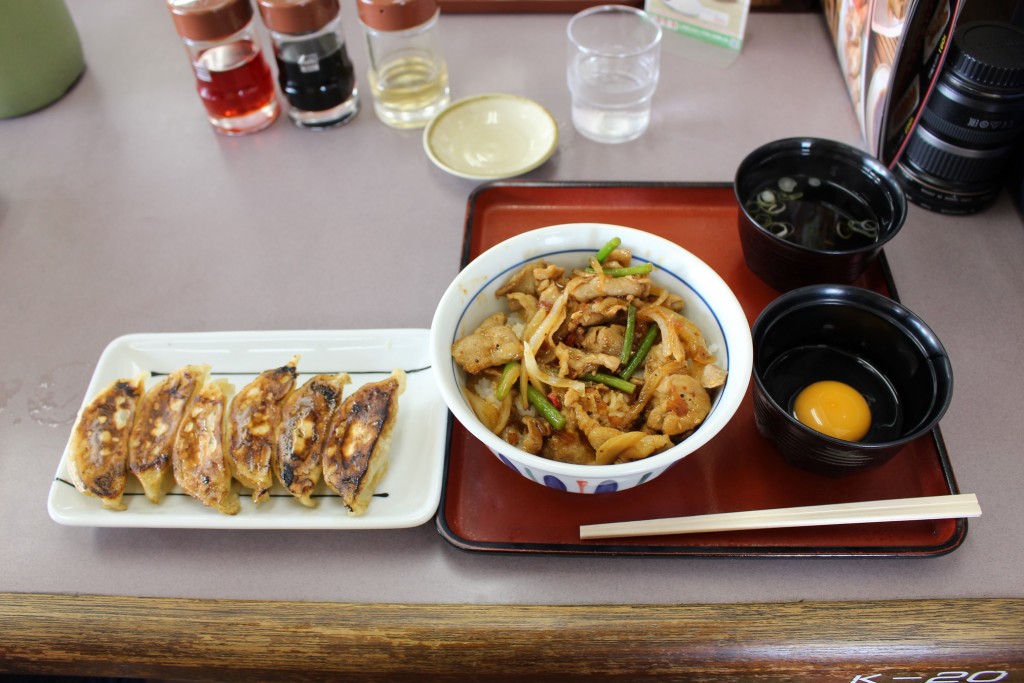 対して自分はスタミナ焼肉丼単品と餃子です。