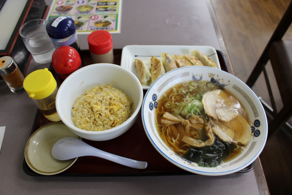 しょうゆラーメンとざるラーメンはお値段そのままチャーシュー２枚に。（ちょっと小さくなった？）こう言う増量大好きです！