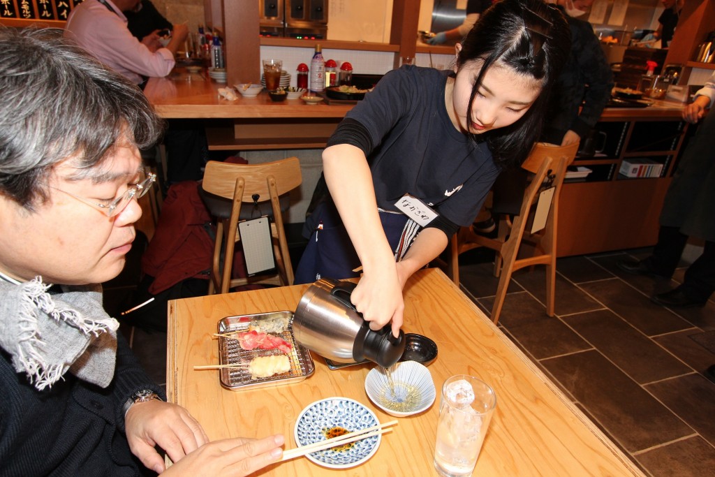 串揚げのダシ汁と日本酒は、店員さんが注いでくれます。