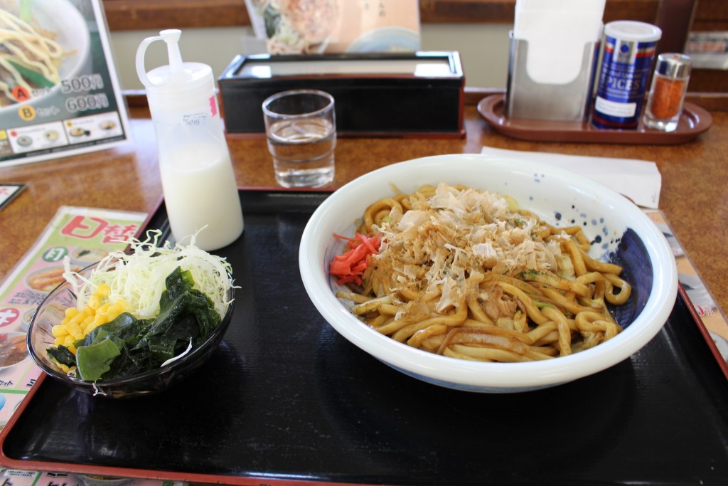 ダウドン特製焼きうどんとコーンサラダです。