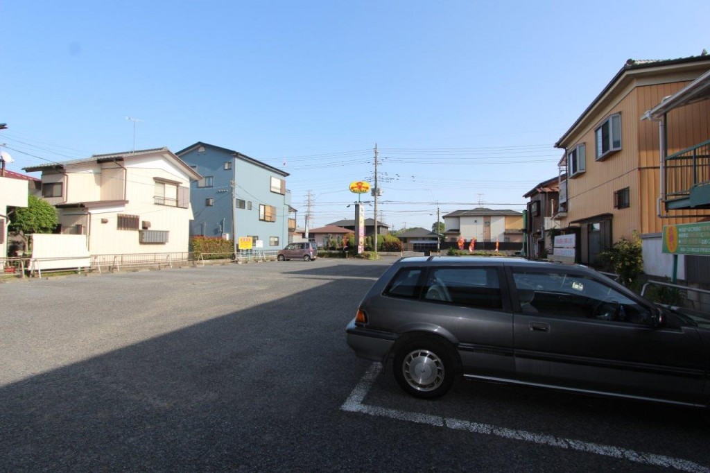 店舗側から。大型は無理ですが、広い駐車場です。