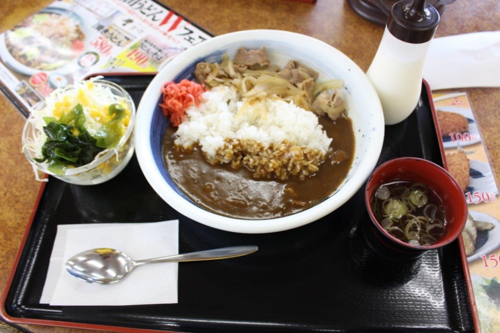 カレー牛丼単品とコーンサラダです。