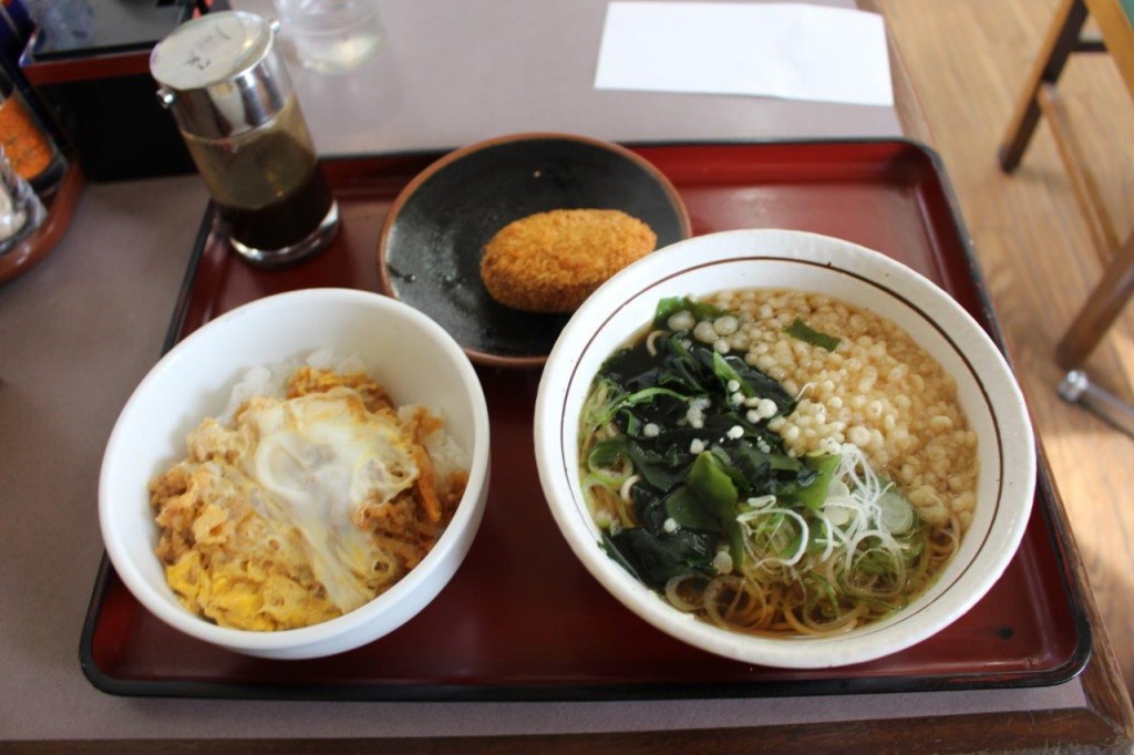 たぬきそば、ミニかき揚げ丼、クーポン・コロッケです。