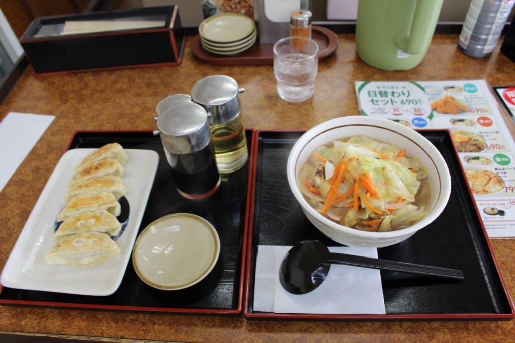 野菜うどんと餃子です。