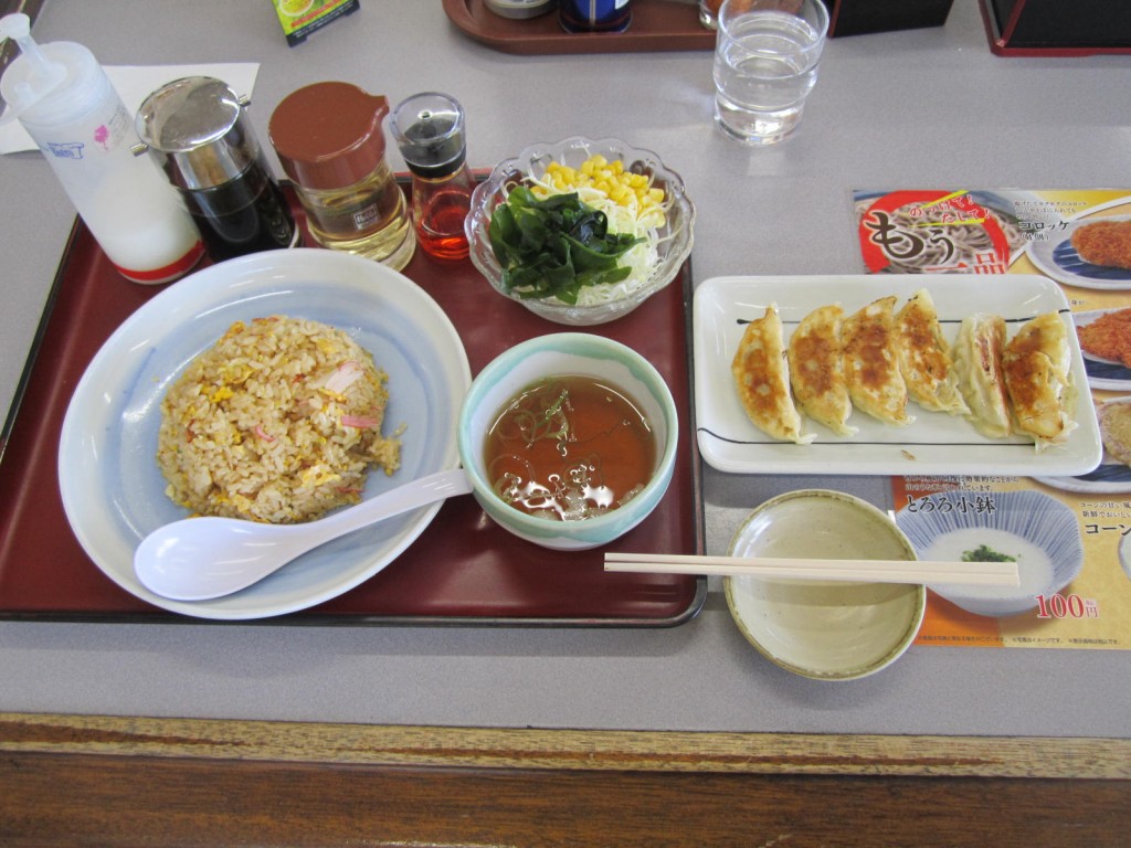 チャーハン、餃子、コーンサラダです。