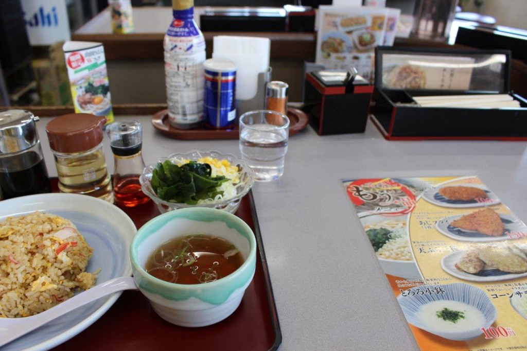 箸入れの蓋は店員さんが開けてくれました。