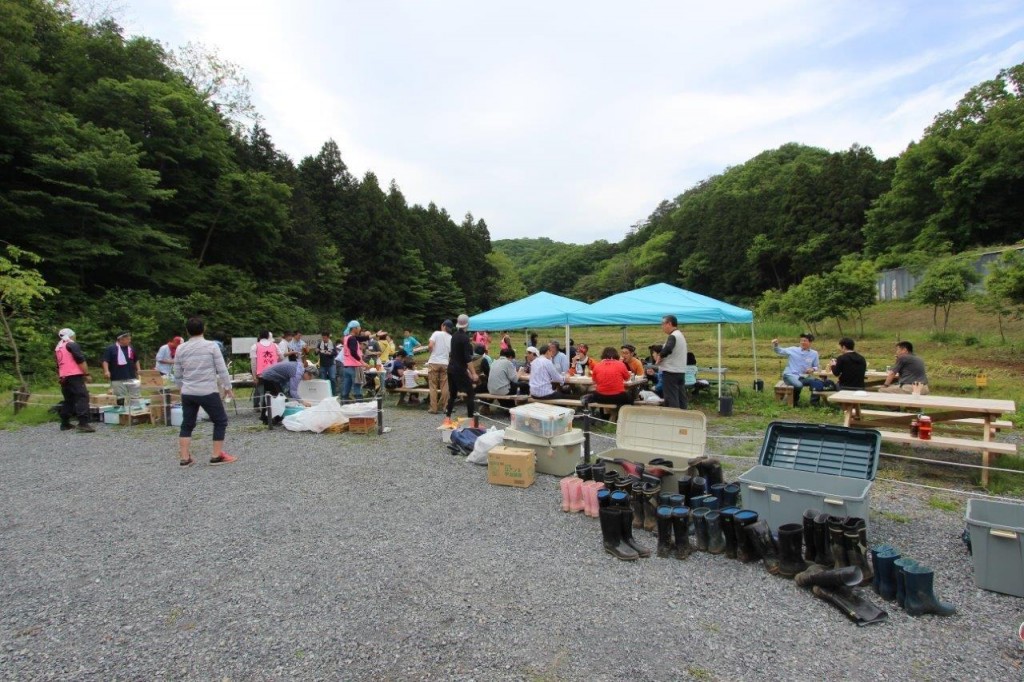 打ち上げバーベキュー＆ビールタイム。自分は、この後お店探訪なので、緑茶のみ。