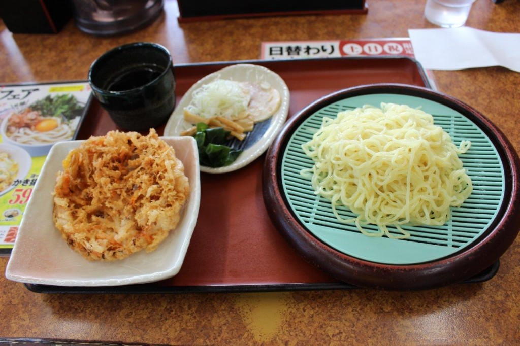 サクサクからっとの、かき揚げ天ぷらとざるラーメンです。