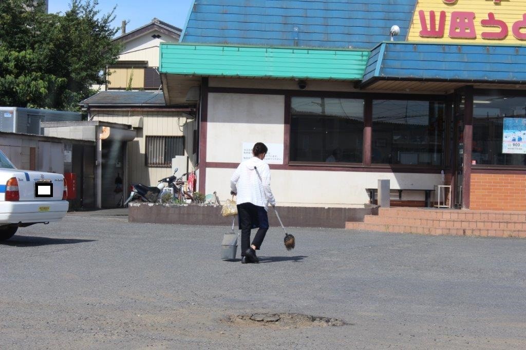 ９時前に出勤された方が駐車場の掃除をされていました。コンビニ袋は駐車場に捨てずに所定の場所に捨てましょう。