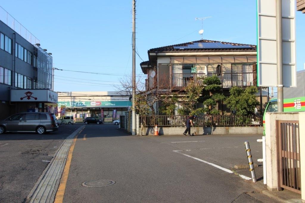 ３時過ぎ。店員さんが駐車場のお掃除開始。お疲れ様です。